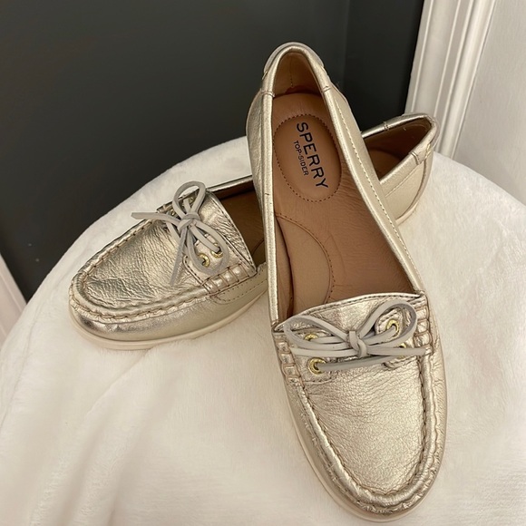 Sperry Shoes - Like new gold Sperry top-siders size 6m womans